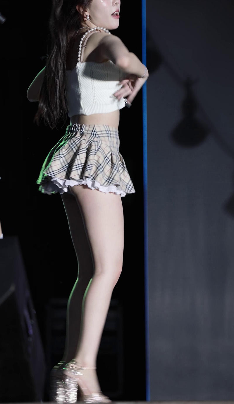韩国女团Girl Crush ZIA-Rollin超短裙预览图 3 韩国女团Girl Crush ZIA-Rollin超短裙预览图 3