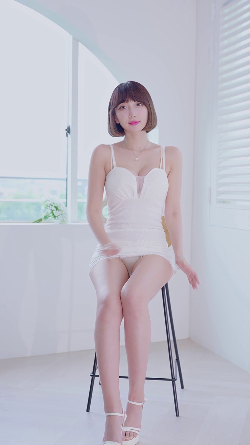 lookbook竖版拍摄白色内衣装室内拍摄