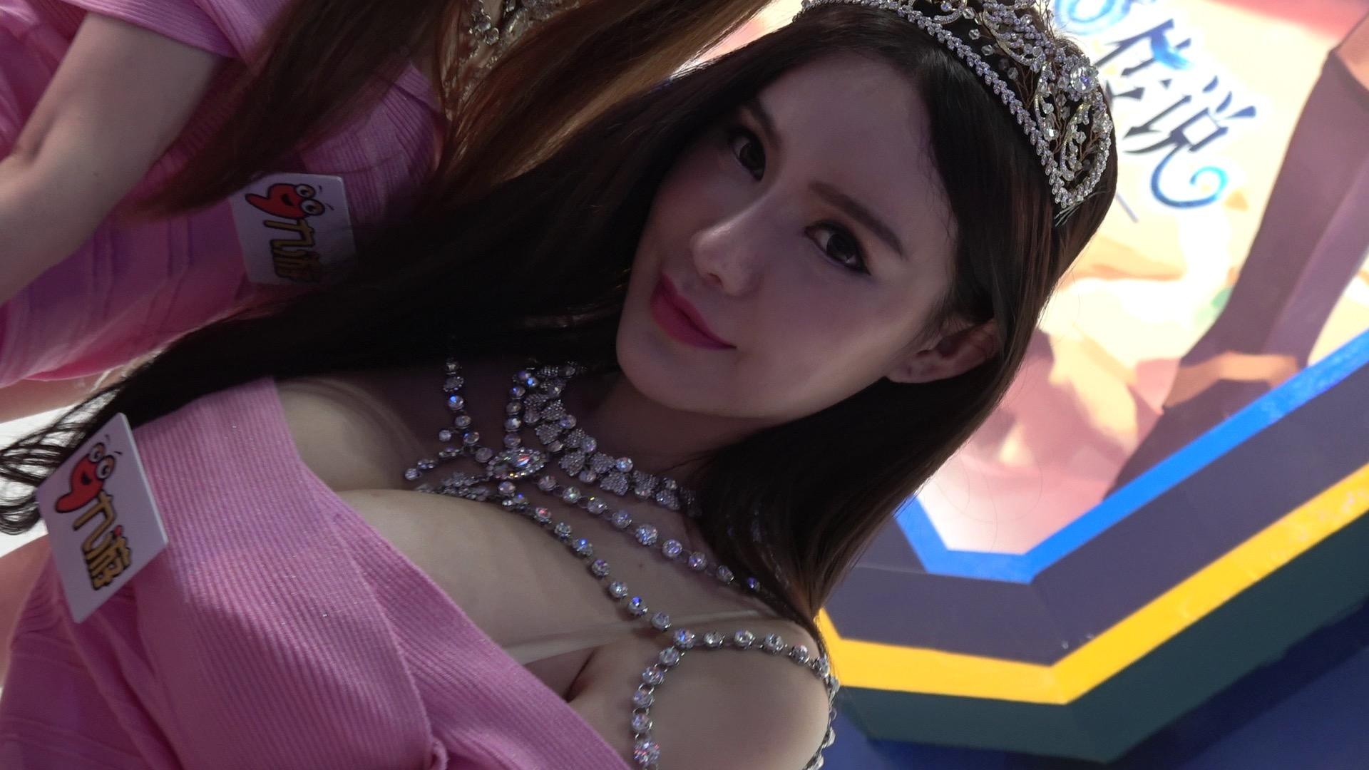 游戏展showgirls粉色低胸连衣裙预览图 1 游戏展showgirls粉色低胸连衣裙预览图 1