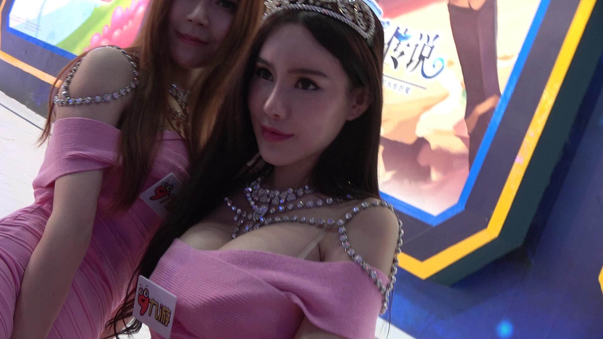 游戏展showgirls粉色低胸连衣裙预览图 2 游戏展showgirls粉色低胸连衣裙预览图 2