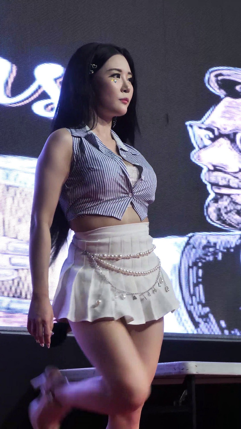 22.08.19啤酒节Girl Crush观众互动饭拍2则预览图 2 22.08.19啤酒节Girl Crush观众互动饭拍2则预览图 2