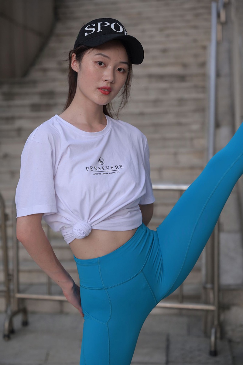 699.蓝色瑜伽裤小姐姐图片视频预览图 2 699.蓝色瑜伽裤小姐姐图片视频预览图 2