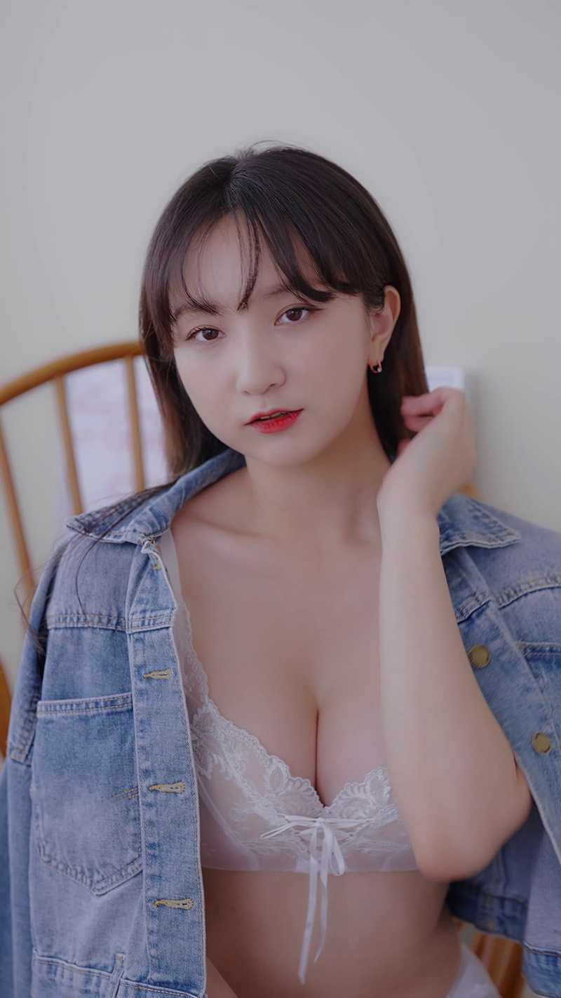 Lookbook 蓝色牛仔外套白色蕾丝内衣预览图 2 Lookbook 蓝色牛仔外套白色蕾丝内衣预览图 2