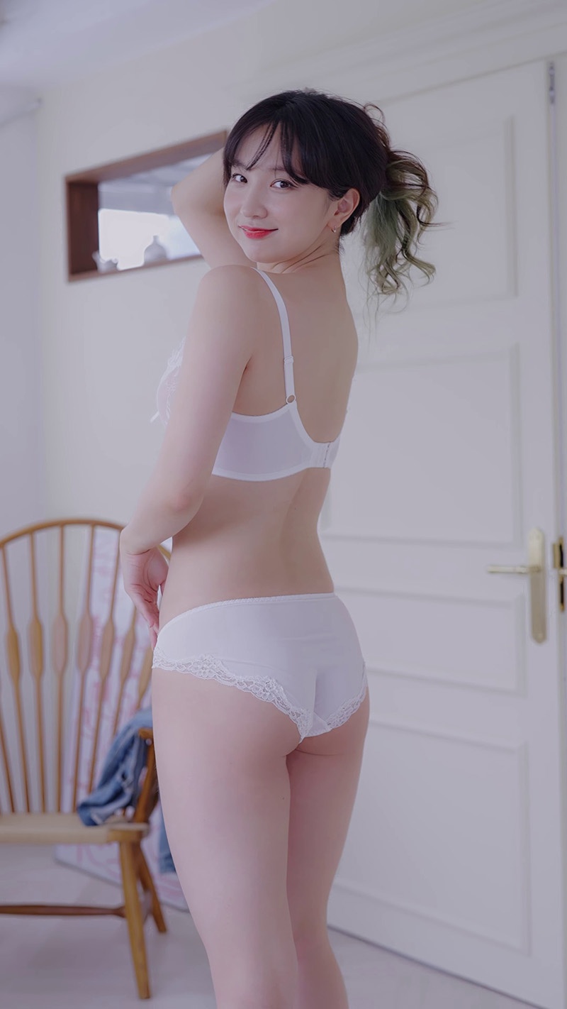 Lookbook 蓝色牛仔外套白色蕾丝内衣预览图 4 Lookbook 蓝色牛仔外套白色蕾丝内衣预览图 4