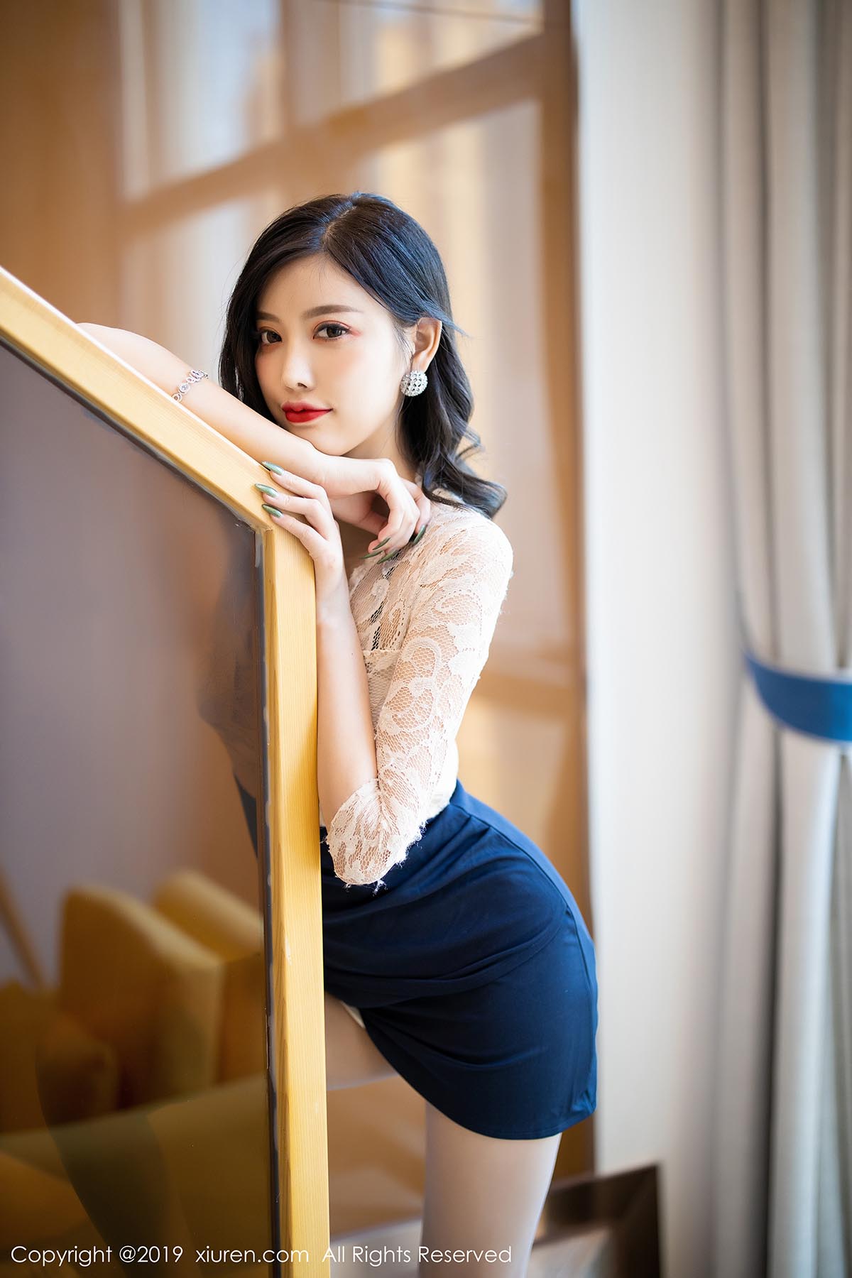[Xiuren秀人网]XR20191010N01717 NO.1717 丝袜美腿翘臀诱惑 杨晨晨sugar预览图 3